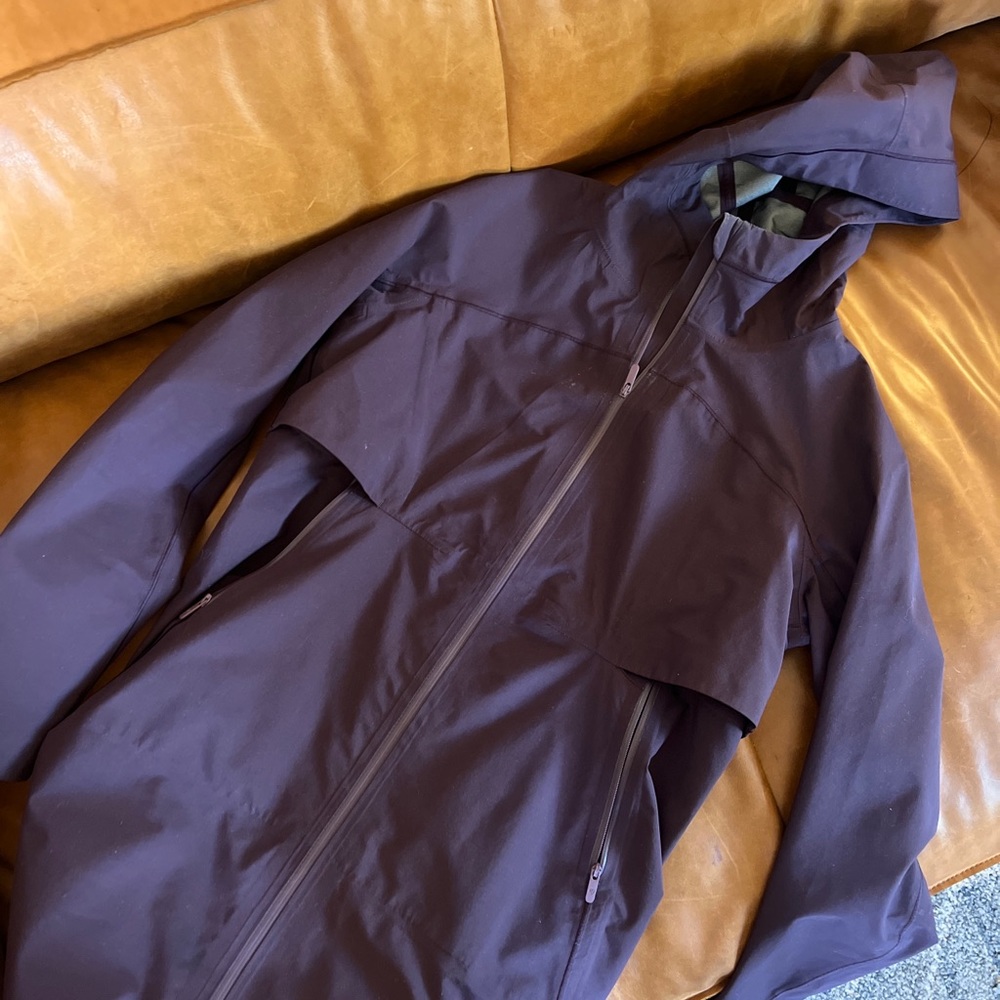 Lululemon Cloud Crush Rain Jacket Size 4 Mint Condition in Dark Cherry